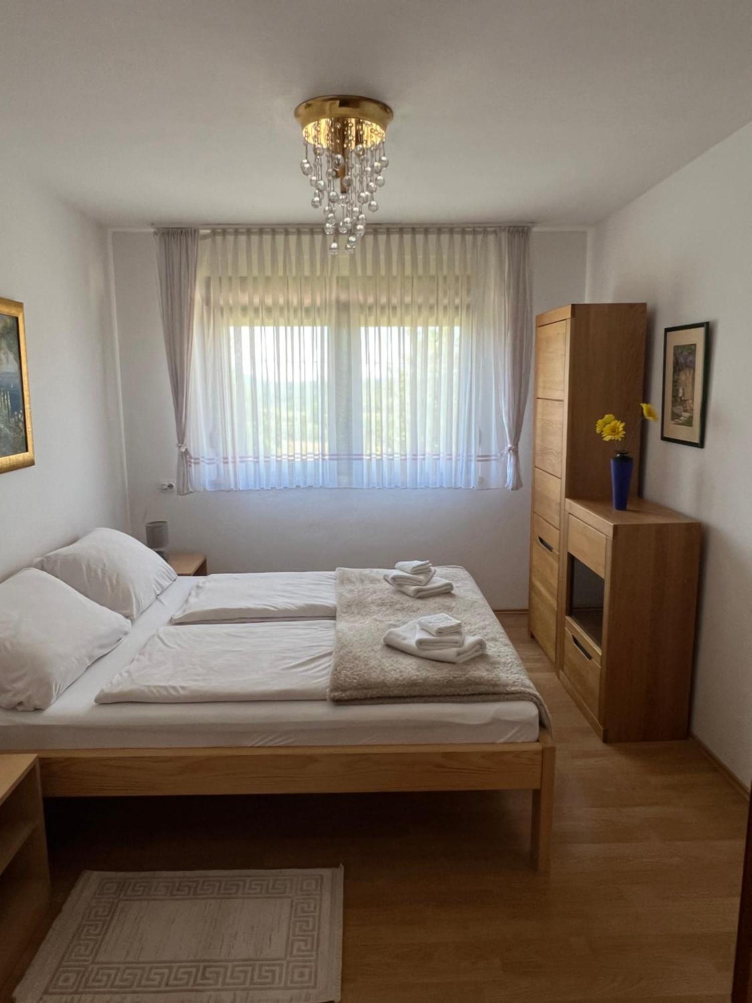 Anamarija Apartments Self Check In, Check Out Licko Petrovo Selo Exterior foto