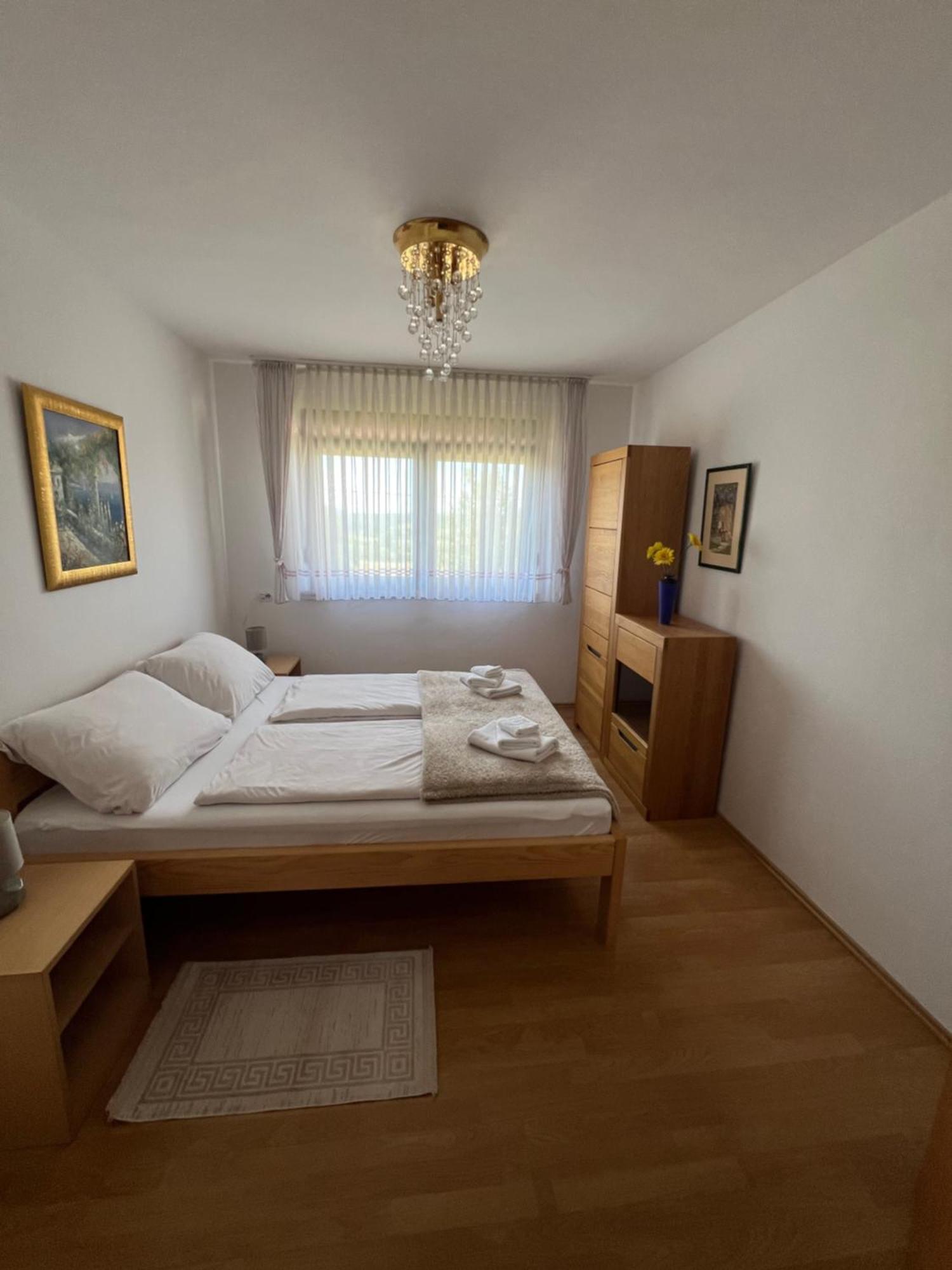 Anamarija Apartments Self Check In, Check Out Licko Petrovo Selo Exterior foto